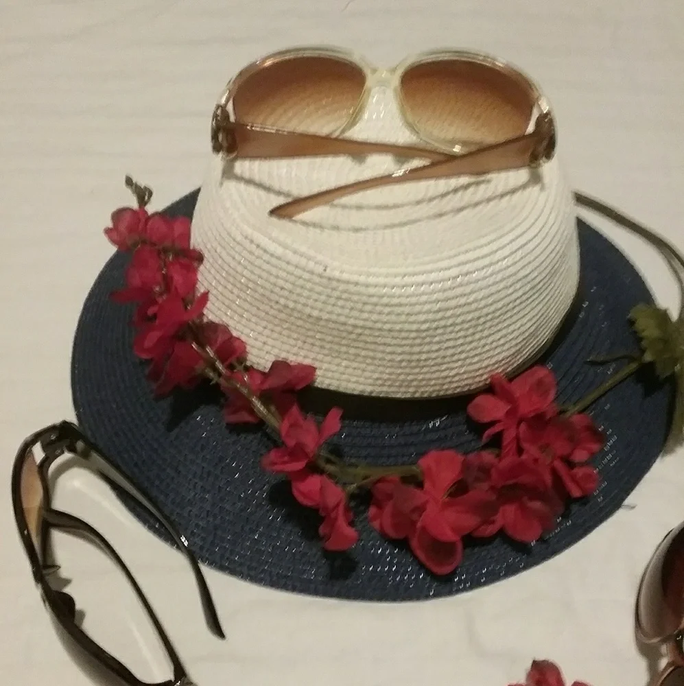 Brand new Gold fashionable sunglasses